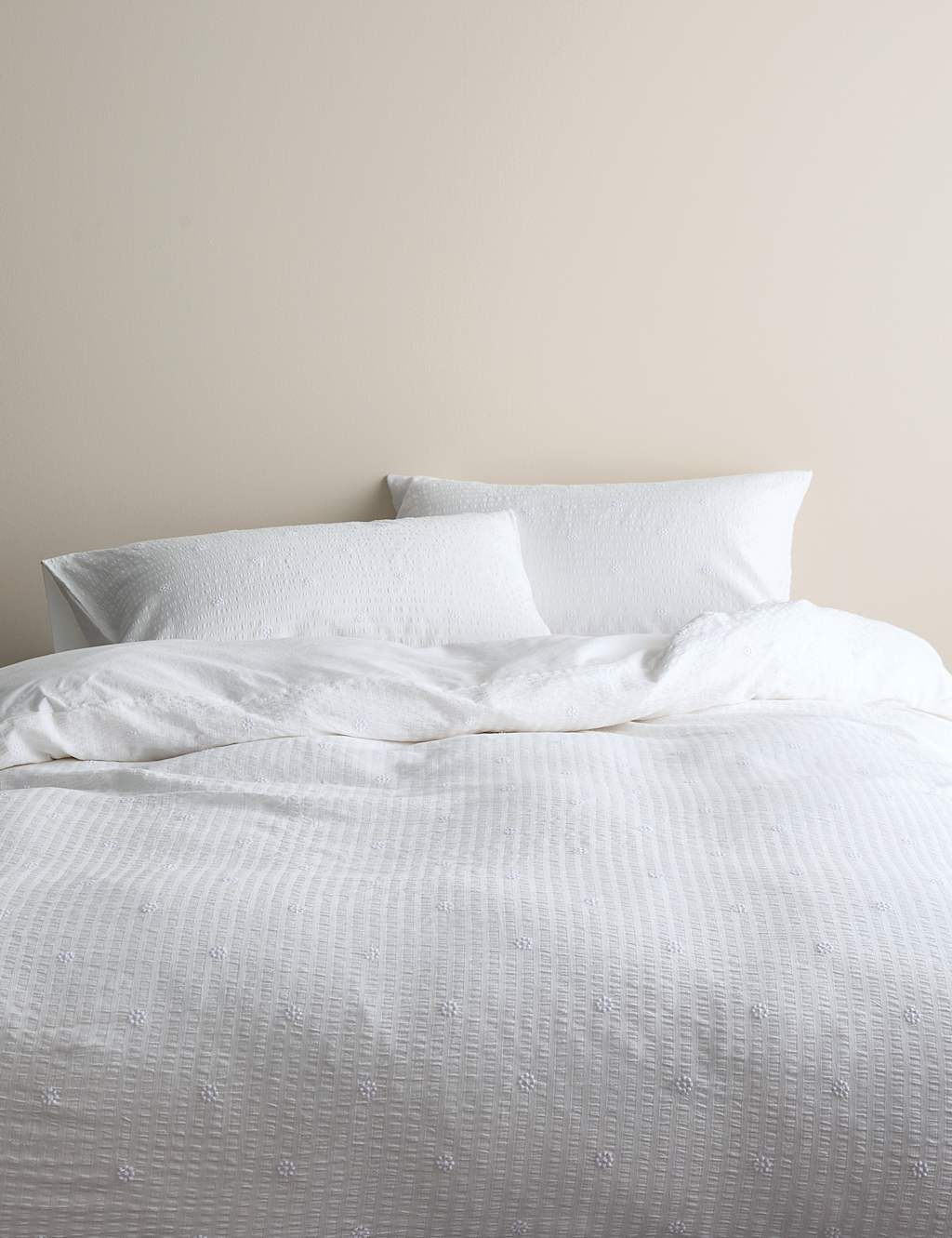 M&S Cotton Rich Embroidered Seersucker Bedding Set - King Size (5 ft) - White