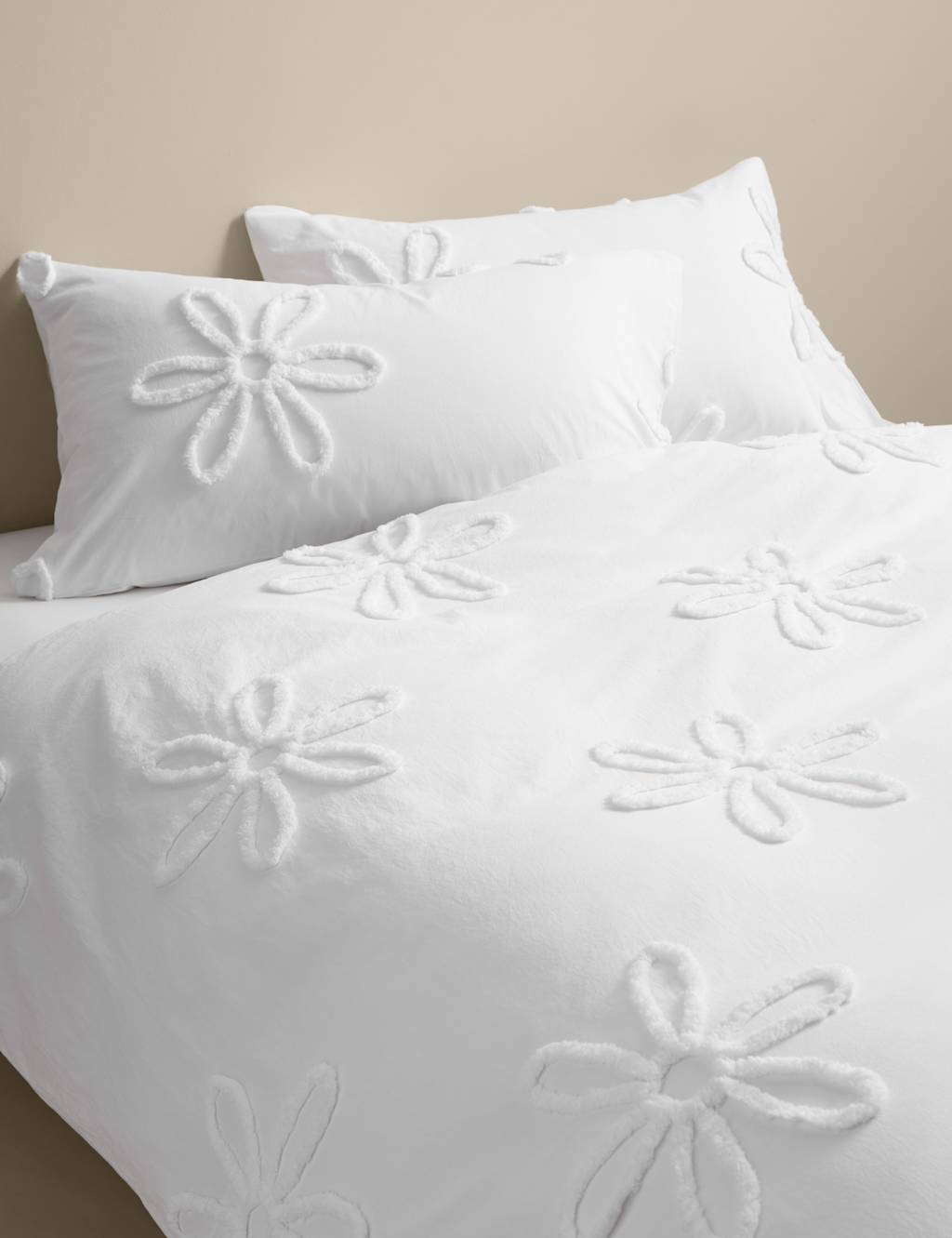 M&S Pure Cotton Tufted Flower Bedding Set - Single (3 ft) - White