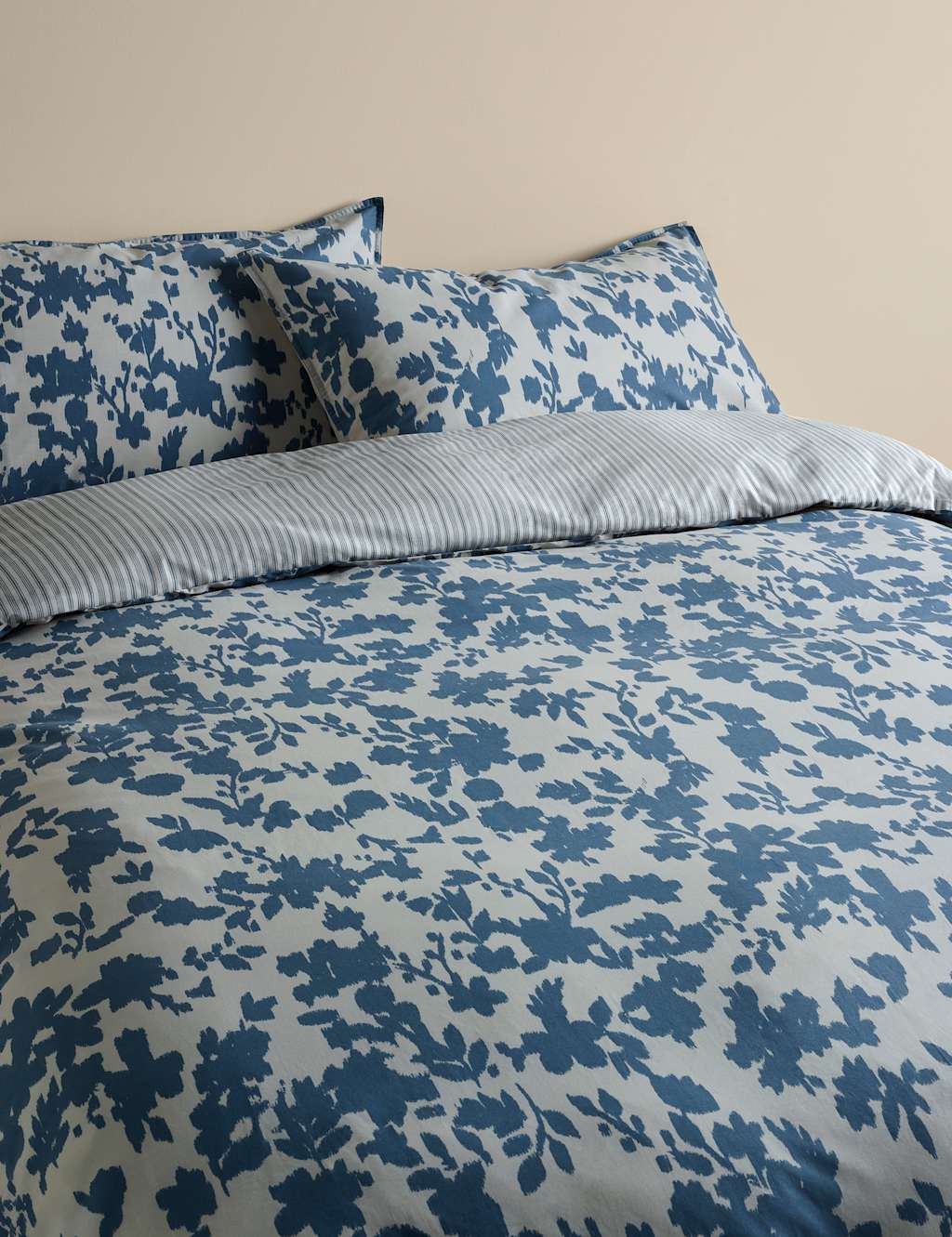 M&S Cotton Rich Floral Reversible Bedding Set - Single (3 ft) - Slate Blue