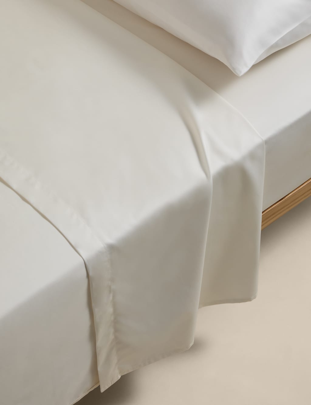M&S Egyptian Cotton Sateen 400 Thread Count Flat Sheet - Super King Size (6 ft) - Cream