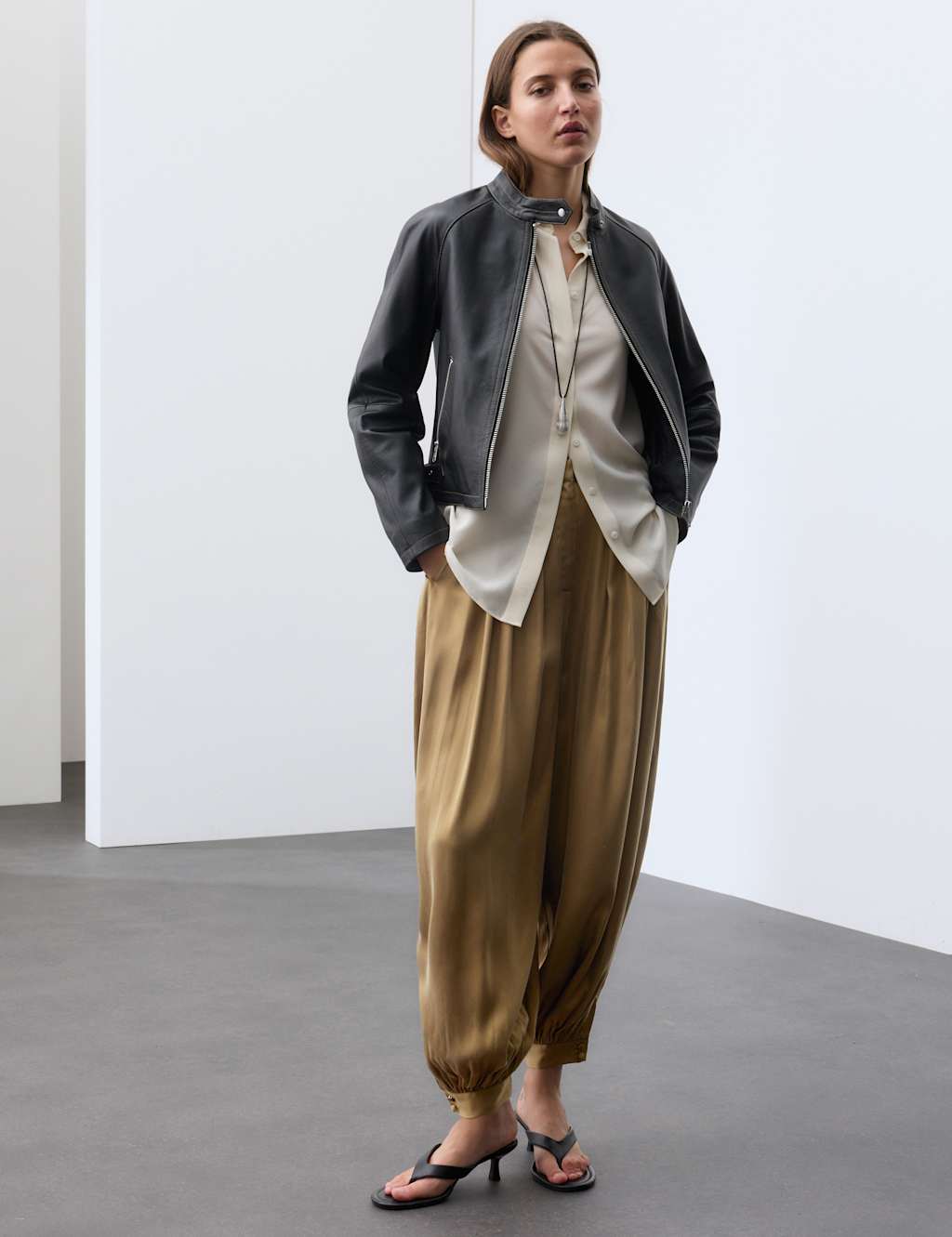 Autograph Women's Cupro Rich Pleated Cuffed Balloon Ankle Grazer Trousers - 20 - Moss