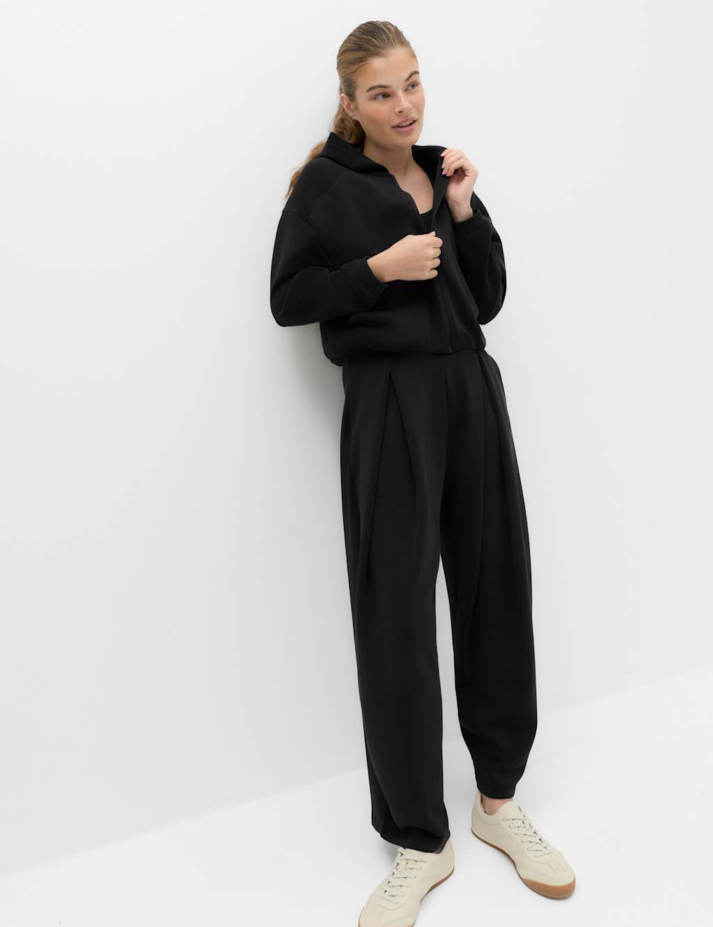 Goodmove Women's Sandwash Supersoft Pleated Barrel Leg Ankle Grazer Trousers - Large - Black