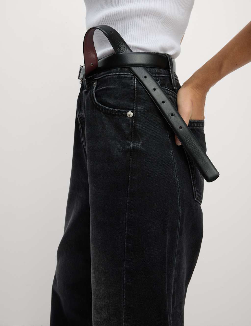 Mid Rise Barrel Jeans