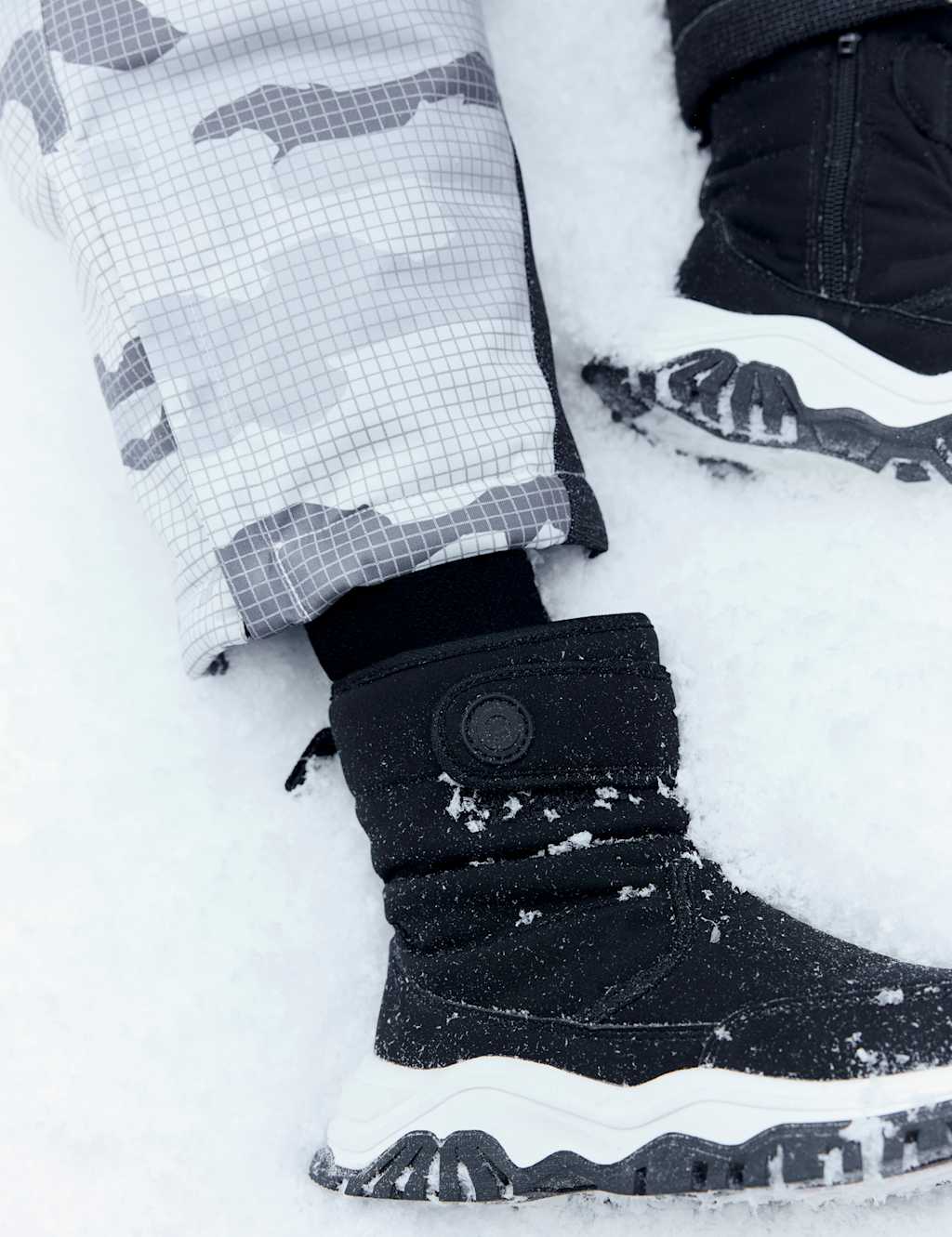 M&S Kids' Waterproof Ski Boots (4 Small - 2 Large) Black