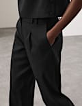Set aus eng geschnittenem Oberteil und Hose