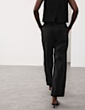 Set aus eng geschnittenem Oberteil und Hose