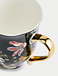 Becher mit Blumenmotiv
