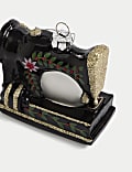 Glazen kerstversiering, naaimachine