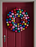 Extragroßer, bunter Baumschmuck in Kranzform