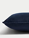 Grand coussin en velours à passepoil