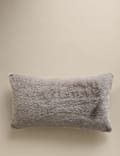 Grand coussin style polochon en fausse fourrure ultra-doux