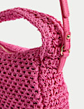 Sac à bandoulière avec poignée en paille tressée sur le dessus