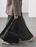 Sac à bandoulière en cuir avec poignée sur le dessus