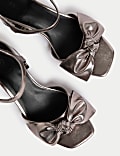Sandales larges effet métallisé à talons carrés et bride à la cheville