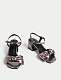 Sandales larges effet métallisé à talons carrés et bride à la cheville