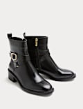 Stiefelette mit Blockabsatz, Schnalle und weiter Fußbreite