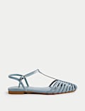 Flache, spitz zulaufende Sandalen mit Knöchelriemen und T-Riemen