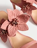 Instappers met naaldhak en metallic bloemcorsage