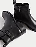 Flache Leder-Stiefeletten mit Schnalle