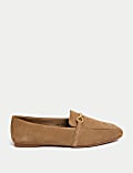 Flache Wildlederslipper mit Kettendetail