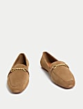 Flache Wildlederslipper mit Kettendetail