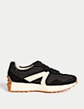 Lederturnschuhe mit seitlichem Detail