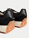 Lederturnschuhe mit seitlichem Detail