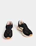 Lederturnschuhe mit seitlichem Detail