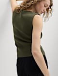 Teksturowana taliowana kamizelka dzianinowa o kroju slim fit