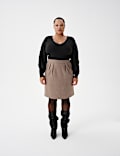 Figurformender Strick-Body mit V-Ausschnitt
