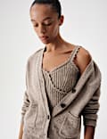 Cardigan en laine m&eacute;lang&eacute;e textur&eacute;e &agrave; col en V et fermeture avant boutonn&eacute;e