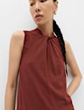 Schmal geschnittenes Strickoberteil mit Twist-Detail vorne