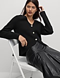 Weiche, taillierte Strickjacke mit V-Ausschnitt