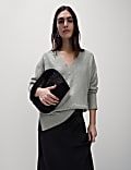 Pull coupe d&eacute;contract&eacute;e en maille l&eacute;g&egrave;re &agrave; col en V 