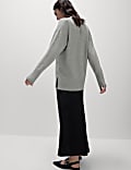 Pull coupe d&eacute;contract&eacute;e en maille l&eacute;g&egrave;re &agrave; col en V 