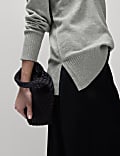 Pull coupe d&eacute;contract&eacute;e en maille l&eacute;g&egrave;re &agrave; col en V 