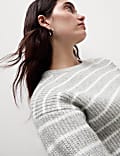 Pull en maille douce &agrave; encolure ronde et rayures