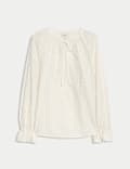 Blusa 100 % algodón con lazada en el cuello y aplique