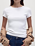 T-Shirt σε στενή γραμμή, με ριμπ ύφανση και υψηλή περιεκτικότητα σε βαμβάκι
