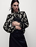Gemusterte Bluse mit hohem Kragen