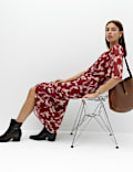 Robe midi avec col en V &agrave; nouer en mousseline florale