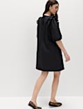 Robe coupe courte et d&eacute;contract&eacute;e &agrave; manches volant&eacute;es et motif brod&eacute;