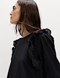 Robe coupe courte et d&eacute;contract&eacute;e &agrave; manches volant&eacute;es et motif brod&eacute;