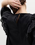 Robe coupe courte et d&eacute;contract&eacute;e &agrave; manches volant&eacute;es et motif brod&eacute;