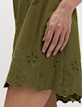 Gesmoktes Minikleid aus reiner Baumwolle mit Stickerei