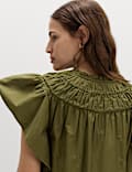 Gesmoktes Minikleid aus reiner Baumwolle mit Stickerei
