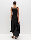 Robe midi coupe droite &agrave; encolure carr&eacute;e, bretelles et perles