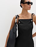 Robe midi coupe droite &agrave; encolure carr&eacute;e, bretelles et perles