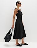 Robe midi coupe droite &agrave; encolure carr&eacute;e, bretelles et perles