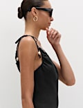 Robe midi coupe droite &agrave; encolure carr&eacute;e, bretelles et perles